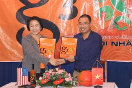 Công ty Nu Skin và Công ty Nafoods Group ký kết hợp tác phát triển cây gấc. (Ảnh: Nguyễn Văn Nhật/TTXVN)