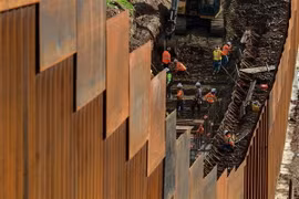 Bức tường ngăn cách biên giới Mỹ-Mexico nhìn từ Tijuana, bang Baja California, Mexico. (Nguồn: AFP/TTXVN)
