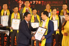 Ông Đỗ Thanh Tuấn - Giám đốc Đối Ngoại, đại diện công ty Vinamilk nhận giải thưởng. (Ảnh: Vietnam+)
