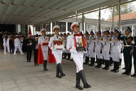 Lễ đưa tang đồng chí Nguyễn Đức Bình. (Ảnh: Doãn Tấn/TTXVN)