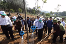 Tổng Bí thư, Chủ tịch nước Nguyễn Phú Trọng tham gia Tết trồng cây đời đời nhớ ơn Bác Hồ tại xã Việt Cường, huyện Trấn Yên. (Ảnh: Trí Dũng/TTXVN)