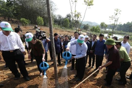 Tổng Bí thư, Chủ tịch nước Nguyễn Phú Trọng tham gia Tết trồng cây đời đời nhớ ơn Bác Hồ tại xã Việt Cường, huyện Trấn Yên. (Ảnh: Trí Dũng/TTXVN)