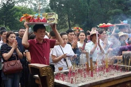 Du khách thập phương trẩy hội, dâng hương trong ngày khai hội. (Ảnh: Thanh Tùng/TTXVN)