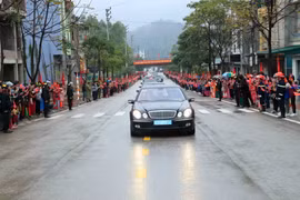 Đoàn xe của Chủ tịch Triều Tiên Kim Jong-un và đoàn Triều Tiên rời ga Đồng Đăng (Lạng Sơn) về Hà Nội trong sự chào đón nồng nhiệt của hàng nghìn người dân Lạng Sơn đứng hai bên đường vẫy cờ hai nước Việt Nam-Triều Tiên. (Ảnh: Nhan Sáng/TTXVN)