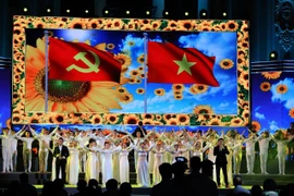 Tiết mục đặc sắc biểu diễn tại chương trình. (Ảnh: Xuân Dự/TTXVN)