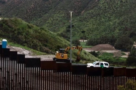 Bức tường ngăn cách biên giới Mỹ-Mexico nhìn từ Tijuana, bang Baja California, Mexico. (Nguồn: AFP/TTXVN)
