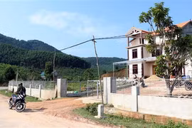 Ngôi nhà 3 tầng khang trang của ông Trần Đình Hạnh được xây dựng trái phép trên đất lâm nghiệp. (Ảnh: Công Tường/TTXVN)