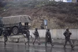 Binh sỹ Ấn Độ gác gần hiện trường vụ tấn công tại Jammu và Kashmir. (Nguồn: THX/TTXVN)