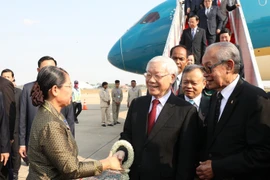 Phó Thủ tướng Campuchia Men Sam An đón Tổng Bí thư, Chủ tịch nước Nguyễn Phú Trọng tại sân bay Quốc tế Pochentong. (Ảnh: Trí Dũng/TTXVN)