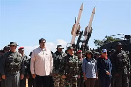 Tổng thống Nicolas Maduro (thứ 2 trái) thị sát cuộc tập trận của lực lượng vũ trang Venezuela ở Fort Guaicaipuro, bang Miranda, Venezuela. (Nguồn: AFP/TTXVN)