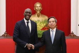 Trưởng Ban Kinh tế Trung ương Nguyễn Văn Bình tiếp ông Makhtar Diop, Phó Chủ tịch Ngân hàng Thế giới phụ trách cơ sở hạ tầng. (Ảnh: Phương Hoa/TTXVN)