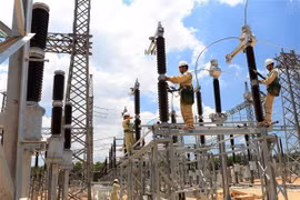 Công nhân Công ty Truyền tải điện 2 thi công mở rộng, nâng công suất trạm biến áp 220kV Đông Hà ( Quảng Trị). (Ảnh: Ngọc Hà/TTXVN)