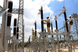 Công nhân Công ty Truyền tải điện 2 thi công mở rộng, nâng công suất trạm biến áp 220kV Đông Hà ( Quảng Trị). (Ảnh: Ngọc Hà/TTXVN)