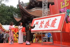 Nhà thư pháp Phạm Hùng trình diễn khai bút Hán văn. (Ảnh: Mạnh Minh/TTXVN)