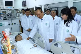 Thủ tướng Nguyễn Xuân Phúc thăm hỏi bệnh nhân tại khoa Cấp cứu (bệnh viện Bạch Mai). (Ảnh: Thống Nhất/TTXVN)