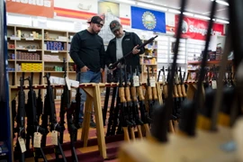 Khách hàng chọn mua súng tại một cửa hàng ở Merrimack, New Hampshire, Mỹ. (Nguồn: AFP/TTXVN)