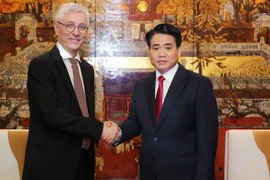 Chủ tịch Ủy ban nhân dân thành phố Hà Nội Nguyễn Đức Chung tiếp ông Jean-Claude Dardelet, Phó Thị trưởng thành phố Toulouse. (Ảnh: Lâm Khánh/TTXVN)