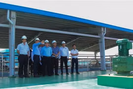 Lãnh đạo tỉnh Hậu Giang thăm nhà máy nước Aquaone Hậu Giang. (Ảnh: Hồng Thái/TTXVN)