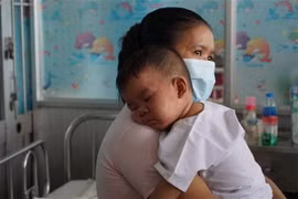 Bệnh nhi mắc bệnh sởi đang điều trị tại Bệnh viện Bệnh Nhiệt đới Thành phố Hồ Chí Minh. (Ảnh: Đinh Hằng/TTXVN)