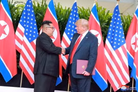 Nhà lãnh đạo Triều Tiên Kim Jong-un (trái) trong cuộc gặp thượng đỉnh với Tổng thống Mỹ Donald Trump tại Singapore ngày 12/6/2018. (Nguồn: EPA/TTXVN)