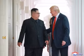 Trong ảnh (do Hãng thông tấn Trung ương Triều Tiên đăng phát): Nhà lãnh đạo Triều Tiên Kim Jong-un (trái) trong cuộc gặp thượng đỉnh với Tổng thống Mỹ Donald Trump tại Singapore ngày 12/6/2018. (Nguồn: EPA/TTXVN)