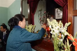 Chủ tịch Quốc hội Nguyễn Thị Kim Ngân dâng hương tưởng niệm Chủ tịch Hồ Chí Minh tại Nhà 67. (Ảnh: Trọng Đức/TTXVN)