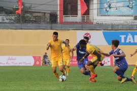 Thanh Hóa bị cầm hòa đáng tiếc trong trận khai mạc. Một pha tranh chấp bóng giữa hai đội. (Ảnh: Trịnh Duy Hưng/TTXVN) 