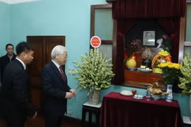 Tổng Bí thư, Chủ tịch nước Nguyễn Phú Trọng đến dâng hương tưởng niệm Chủ tịch Hồ Chí Minh tại Nhà 67 thuộc Khu di tích Chủ tịch Hồ Chí Minh, Phủ Chủ tịch. (Ảnh: TTXVN)