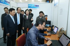 Phó Tổng Giám đốc TTXVN Vũ Việt Trang báo cáo với Phó Thủ tướng, Bộ trưởng Bộ Ngoại giao Phạm Bình Minh công tác chuẩn bị, sẵn sàng đưa tin về Hội nghị Thượng đỉnh Mỹ-Triều Tiên lần hai. (Ảnh: Lâm Khánh TTXVN)