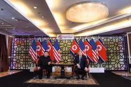 Tổng thống Mỹ Donald Trump và nhà lãnh đạo Triều Tiên Kim Jong-un tại cuộc gặp thượng đỉnh lần thứ hai. (Nguồn: AFP/TTXVN)