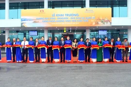 Cắt băng khai trương đường bay Vinh-Bangkok và đưa nhà ga quốc tế Cảng hàng không quốc tế Vinh vào khai thác. (Ảnh: Tá Chuyên/TTXVN)