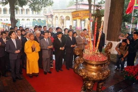 Các lãnh đạo, nguyên lãnh đạo thành phố Hà Nội cùng các đại biểu dâng hương tưởng nhớ các bậc tiên đế, các bậc hiền tài có công với nước. (Ảnh: Thanh Tùng/TTXVN)