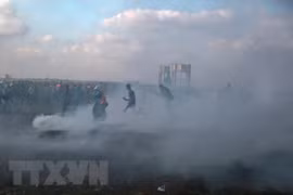 Binh sỹ Israel bắn đạn hơi cay về phía người biểu tình Palestine gần khu vực biên giới Gaza-Israel. (Nguồn: THX/TTXVN)