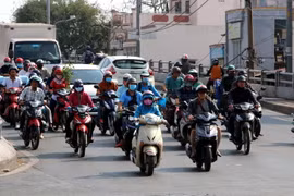 Phần đông người dân Thành phố Hồ Chí Minh đều trùm kín người khi đi ra đường trong những ngày nắng nóng. (Ảnh: Thanh Vũ/TTXVN)