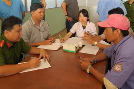 Công an yêu cầu các lái xe làm thủ tục thử ma túy. (Ảnh: Hoàng Hải/TTXVN)