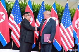 Tổng thống Mỹ Donald Trump (phải) và nhà lãnh đạo Triều Tiên Kim Jong-un tại hội nghị thượng đỉnh ở Singapore ngày 12/6/2018. (Nguồn: EPA/TTXVN)