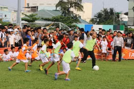 Huấn luyện viên Park Hang-seo trực tiếp tham gia đá bóng cùng các cầu thủ nhí tỉnh An Giang. (Ảnh: Công Mạo/TTXVN)