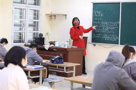 Theo quy định, giáo viên đã tiêm đủ hai mũi vaccine phòng COVID-19 mới tới trường dạy trực tiếp. (Ảnh: Thanh Tùng/TTXVN)