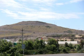 Hòn Rơm bị san ủi nham nhở làm dự án, trong khi chủ đầu tư vẫn chưa có báo cáo đánh giá tác động môi trường và giấy phép xây dựng. (Ảnh: Nguyễn Thanh/TTXVN)