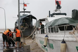 Cán bộ, chiến sỹ Hải đội biên phòng Phú Yên chuẩn bị lực lượng, phương tiện sẵn sàng sơ cứu người dân vùng bị ngập lụt. (Ảnh: Phạm Cường/TTXVN)