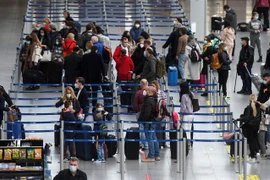 Hành khách xếp hàng tại quầy làm thủ tục ở sân bay Brussels, Duesseldorf, miền tây nước Đức. (Ảnh: AFP/ TTXVN)