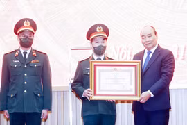 Chủ tịch nước Nguyễn Xuân Phúc trao tặng Huân chương quân công Hạng Nhì cho Viện Kiểm sát quân sự Trung ương. (Ảnh: Thống Nhất/TTXVN)