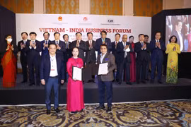Chủ tịch Quốc hội Vương Đình Huệ chứng kiến Lễ trao các thoả thuận hợp tác giữa doanh nghiệp 2 nước. (Ảnh: Doãn Tấn/TTXVN)