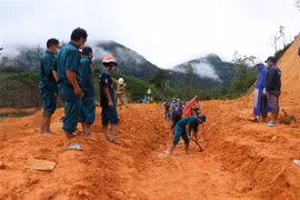 Lực lượng đoàn viên, thanh niên, dân quân tự vệ và người dân xã Trà Thủy, huyện Trà Bồng, Quảng Ngãi dọn dẹp hàng nghìn mét khối đất, đá bị sạt lở tại con đường độc đạo dẫn vào thôn 1 và thôn 4 sau bão số 5. (Ảnh: Sỹ Thắng/TTXVN)