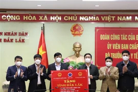 Đoàn công tác trao tặng tỉnh Đắk Lắk máy móc, trang thiết bị y tế phục vụ phòng, chống dịch COVID-19. (Ảnh: Tuấn Anh/TTXVN)