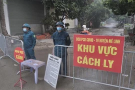 Lực lượng chức năng lập chốt tại khu vực có ca nghi nhiễm tại Hà Nội. (Ảnh: Phạm Hùng/TTXVN phát)