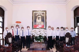 Đoàn đại biểu Thành ủy, HĐND, UBND, Ủy ban MTTQ Việt Nam Thành phố Hồ Chí Minh chúc mừng Tòa Tổng Giám mục Tổng Giáo phận Thành phố Hồ Chí Minh. (Ảnh: Xuân Khu/TTXVN)