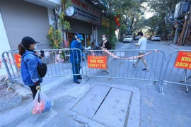 Một điểm phong tỏa tại chợ Nguyễn Công Trứ, phường Phố Huế, quận Hai Bà Trưng. (Ảnh: Tuấn Anh/TTXVN)