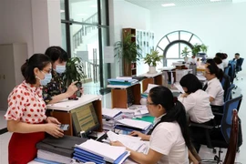 Khách hàng giao dịch tại Kho bạc Nhà nước quận Tây Hồ (Hà Nội). (Ảnh minh họa: Phạm Hậu/TTXVN)