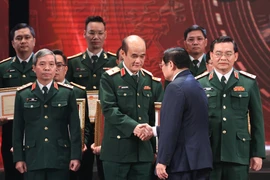 Thủ tướng Phạm Minh Chính trao Huân chương cho các tập thể có thành tích xuất sắc trong công tác phòng, chống dịch. (Ảnh: Dương Giang/TTXVN)